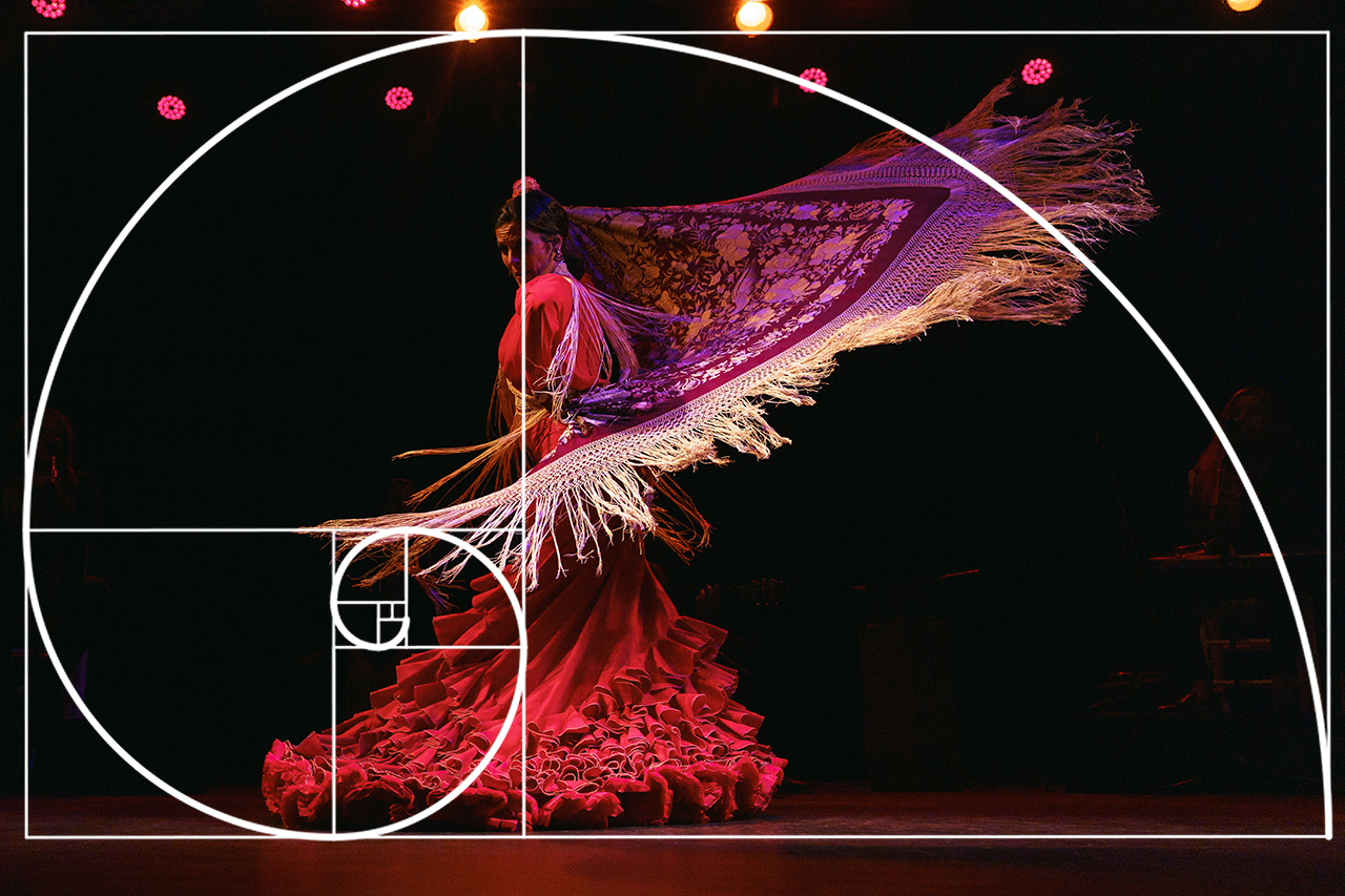 Bailarina con la espiral fibonacci superpuesta. 