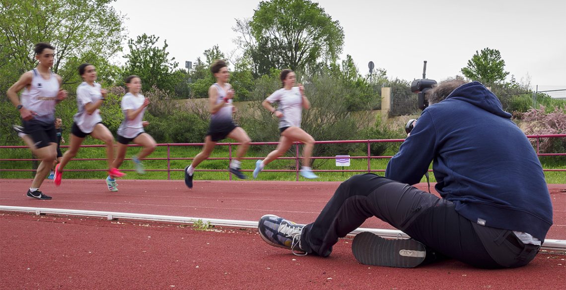 Fotógrafo en un entrenamiento de atletismo.