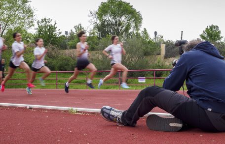 Fotógrafo en un entrenamiento de atletismo.