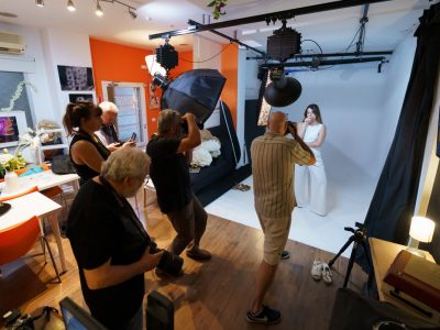 Un grupo de alumnos toma fotos durante una clase práctica del curso avanzado de fotografía.