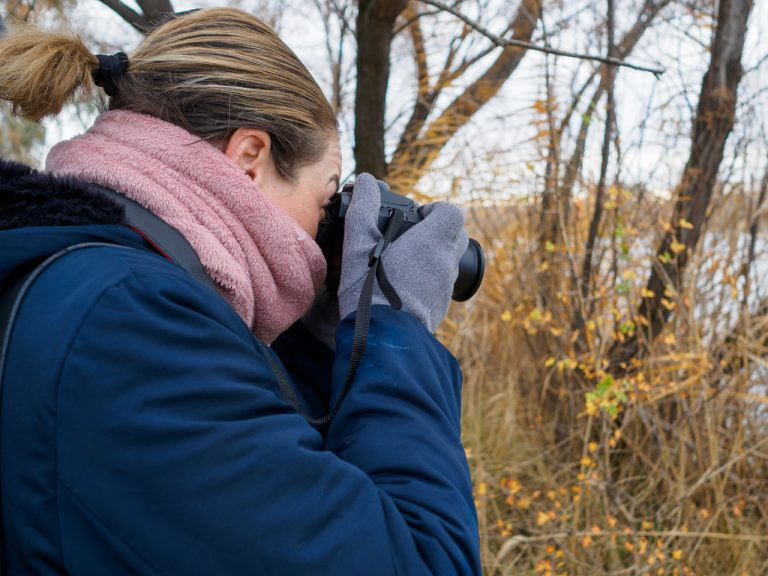 Una alumna toma fotos durante una clase del curso de iniciación a la fotografía.